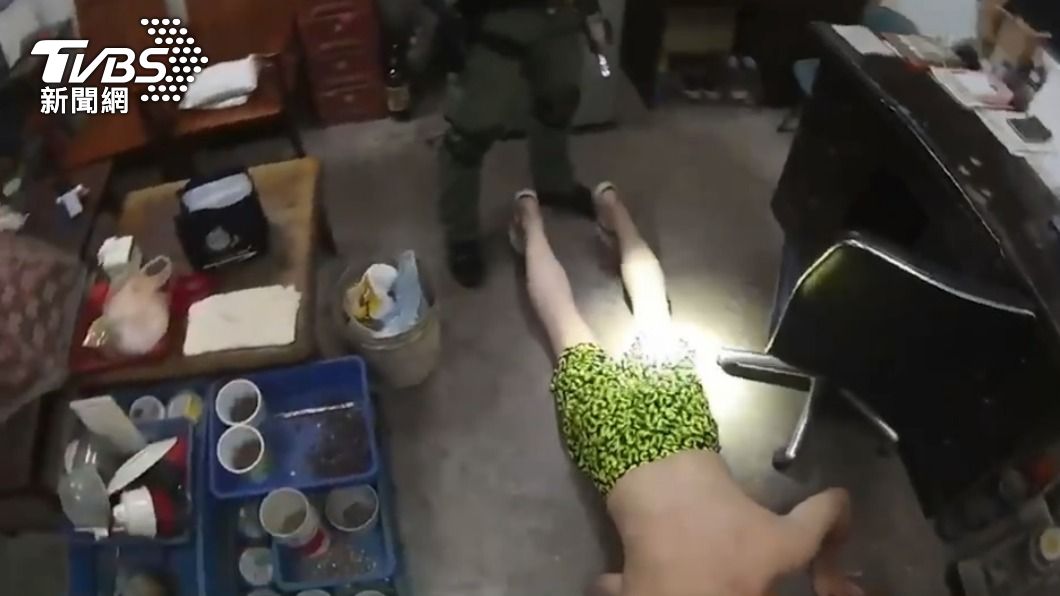 躲山區鐵皮屋違法改槍！還養惡犬看門　警空拍智取蒐證