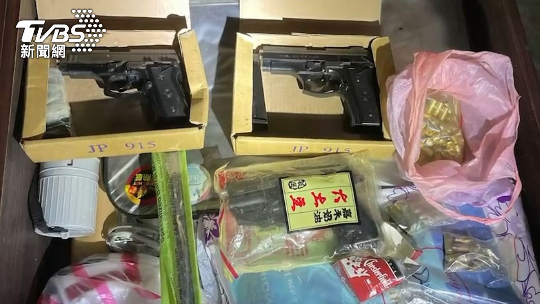 員警屋內查扣大量槍枝。（圖／TVBS）