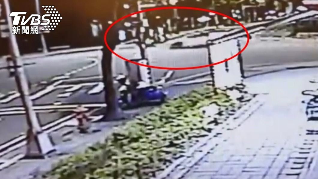 賓士C300又出事！闖紅燈撞女外送員　3人竟棄車逃逸