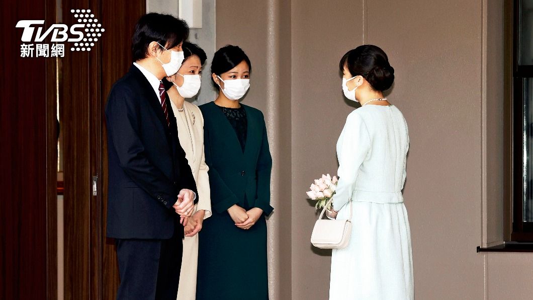 真子昨日登記結婚後拜別家人,離開黃居住所。(圖/達志影像美聯社)