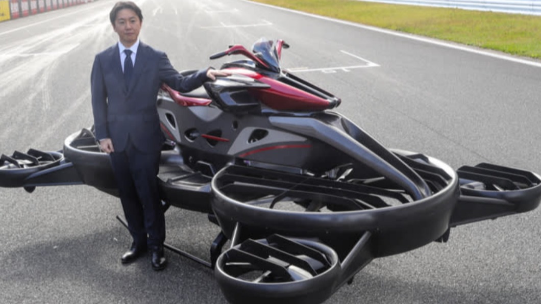 懸浮機車總長達3.7公尺。（圖／翻攝自推特）