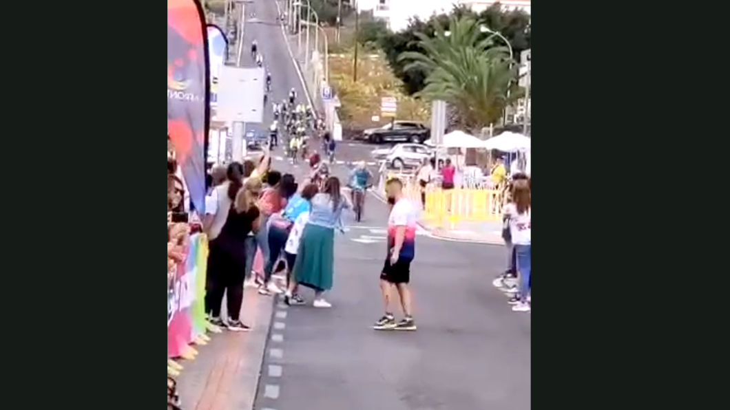 網友指責主辦單位未設路障讓觀眾任意穿越。(圖/翻攝自canarianweekly tenerife YouTube)