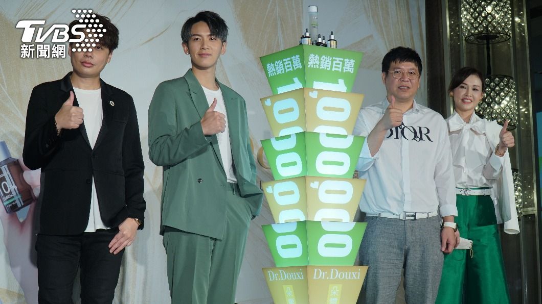 柯震東(左二)下個月將與多位前輩一同角逐金馬獎。(圖/TVBS)