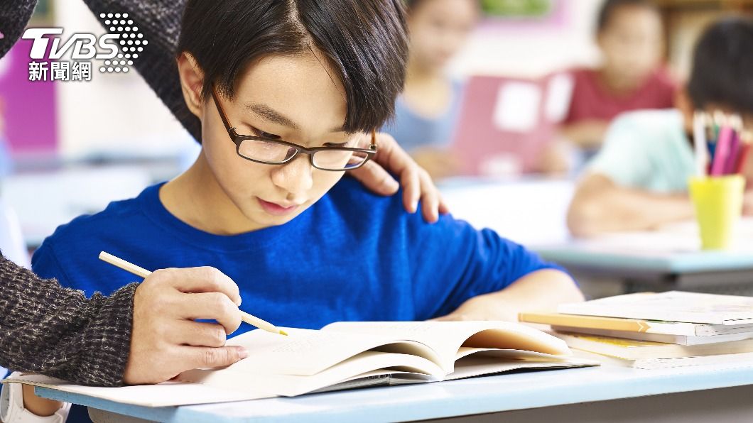 保護視力為上！陸教育部：低年級小學生不考試、寫作業