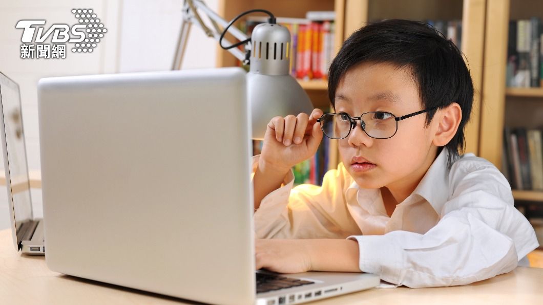 大陸認為近視的基礎性問題是因為課業負擔。（示意圖／shutterstock達志影像）