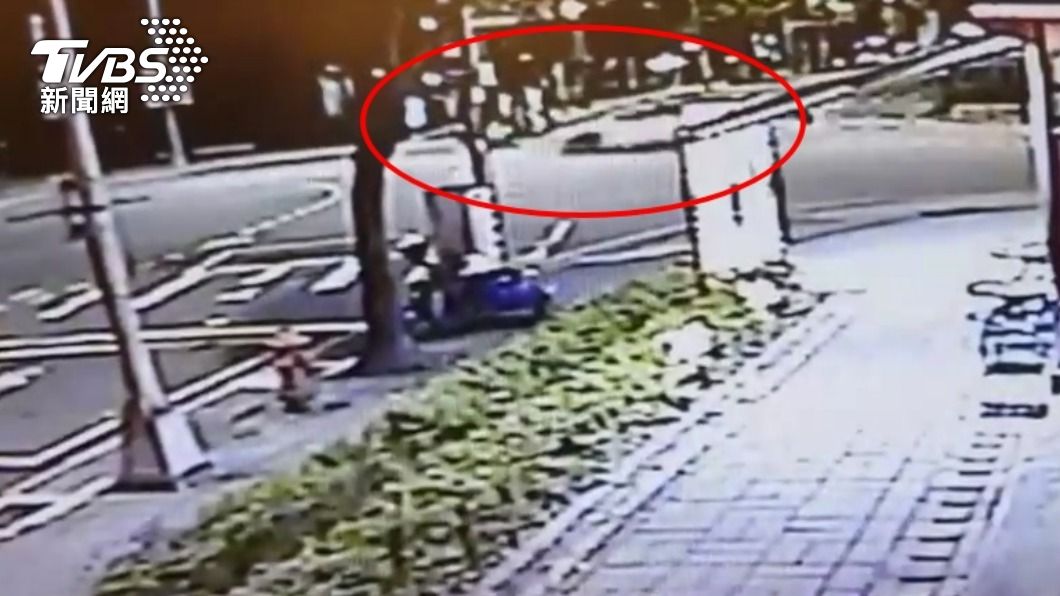 賓士車闖紅燈撞外送員。(圖/TVBS)