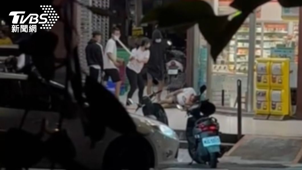 臉書互嗆爆衝突！狠女撂3男痛毆對方　人都倒地仍不罷手
