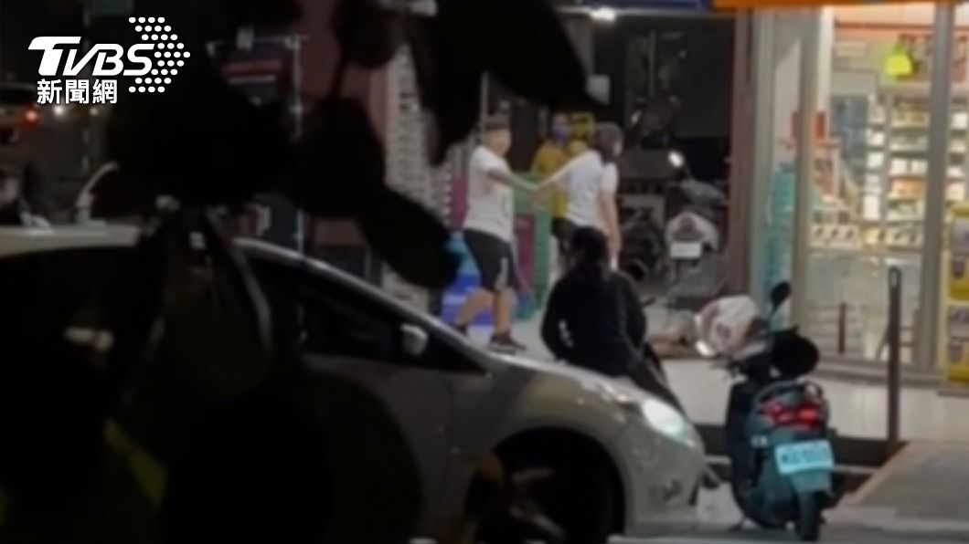 友人發現一旁民眾正在錄影將女子拉開。(圖/TVBS)