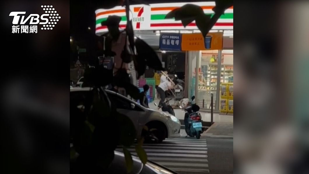 女子不斷朝童男頭部狂毆。(圖/TVBS)