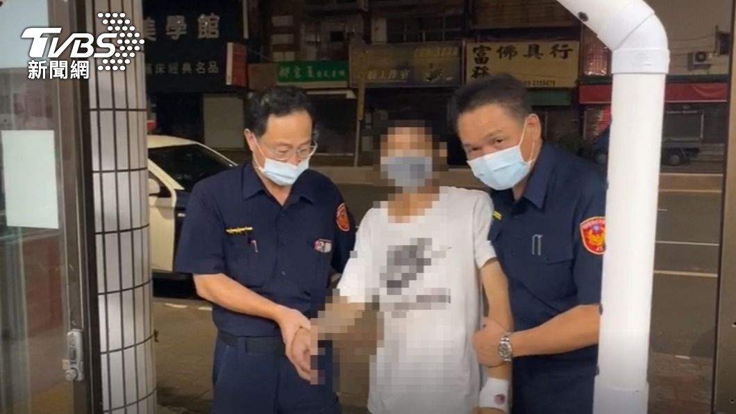 被打的童男。(圖/TVBS)