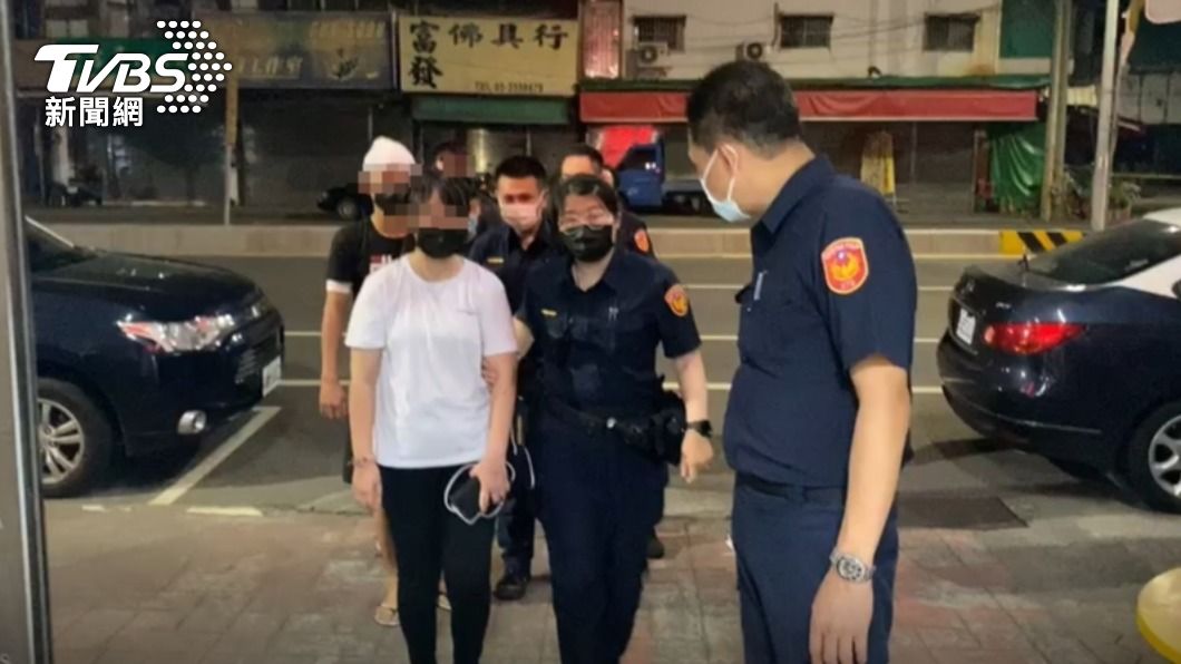 警方將動手的1女3男傳訊到案。(圖/TVBS)