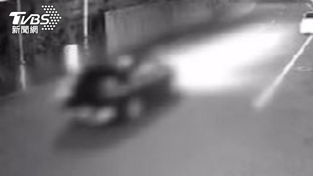 嫌犯犯案後開車逃逸。（圖／TVBS）