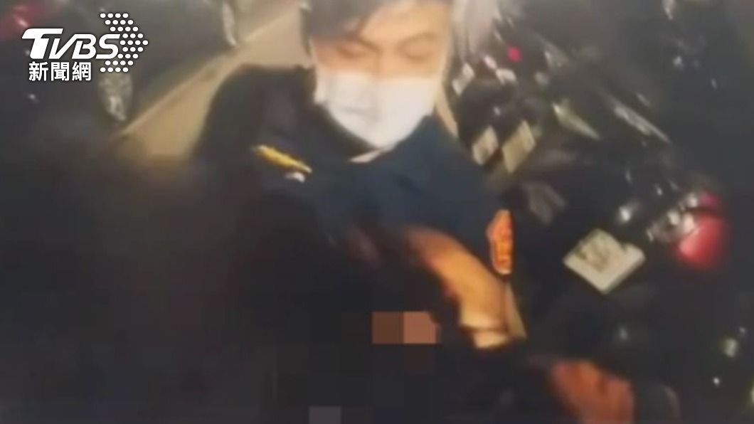警方將人壓制上銬。（圖／TVBS）
