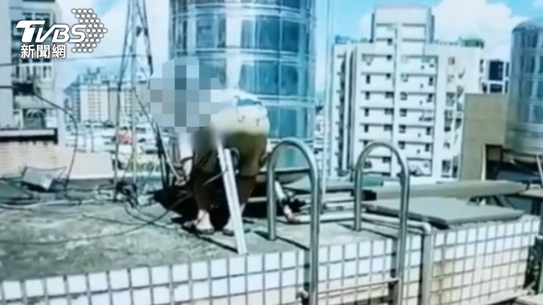 洪男的寶特瓶中裝有老鼠藥。(圖/TVBS)