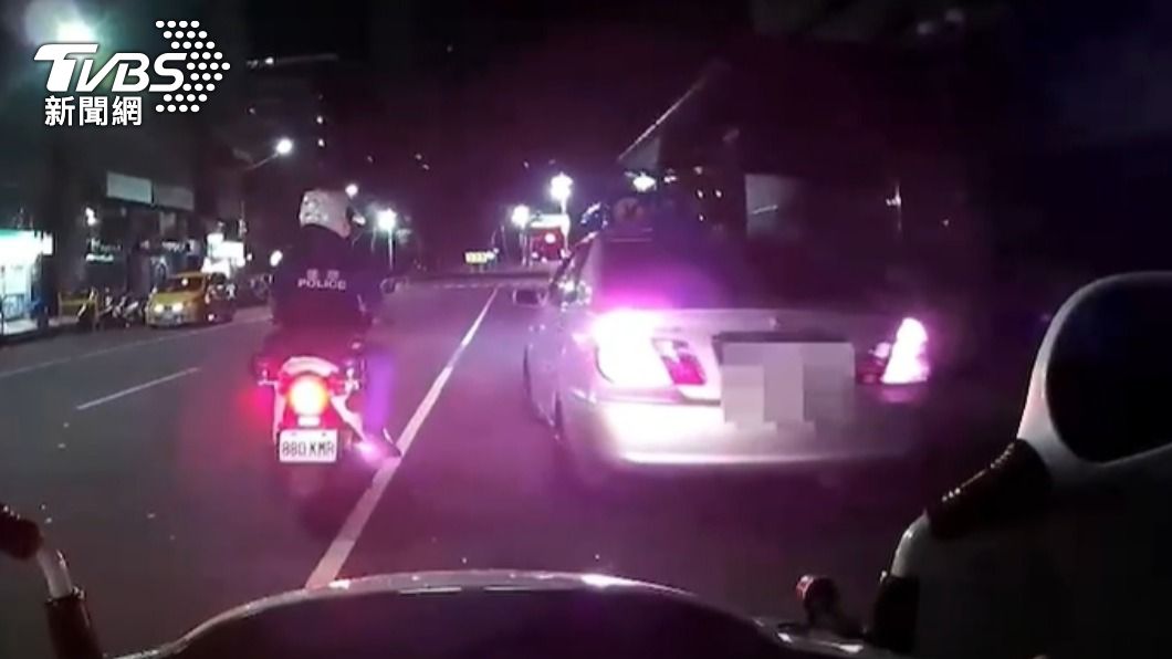 員警發現一輛轎車違停路邊。(圖/TVBS)