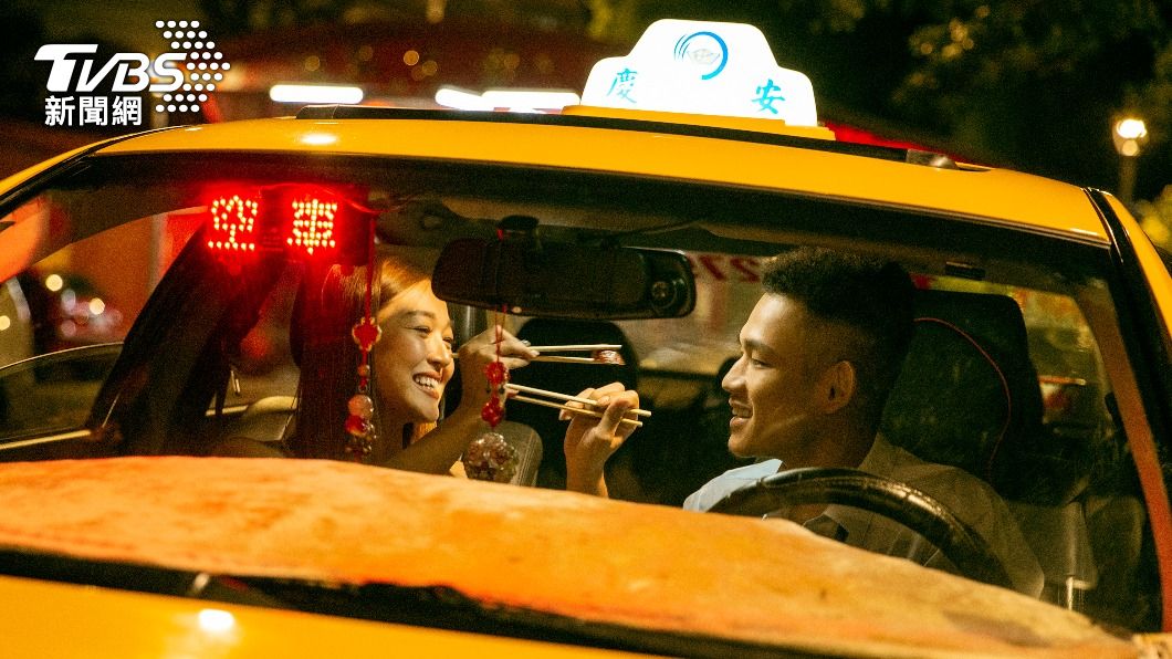 阿倉(圖右)在MV飾演貫穿劇情深愛老婆的計程車司機。(圖/混血兒娛樂提供)