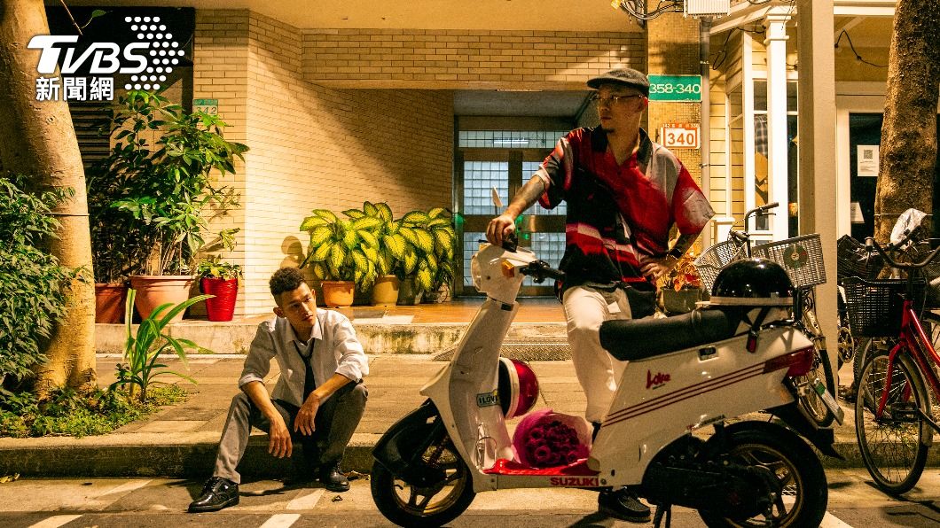 樞育(圖右)曾在和女友吵架後脫衣離去。(圖/混血兒娛樂提供)