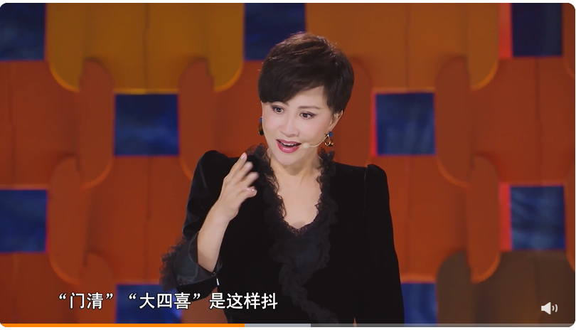 劉嘉玲搞笑模仿張國榮打牌的動作。(圖/翻攝自東方衛視蕃茄台微博)