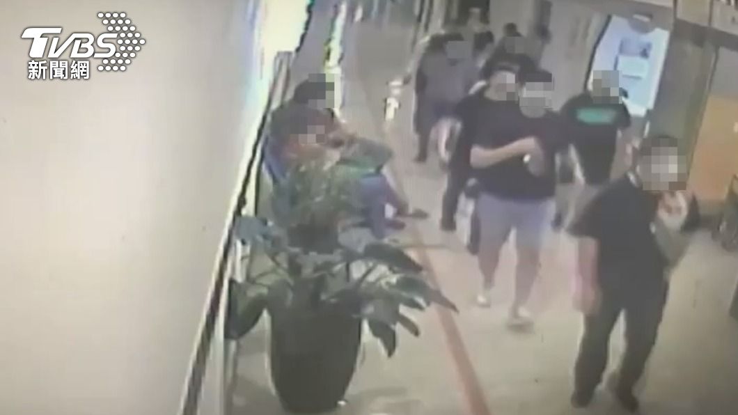 才涉傷害致死罪遭起訴！天道盟成員隔日闖醫院吐醫師檳榔渣