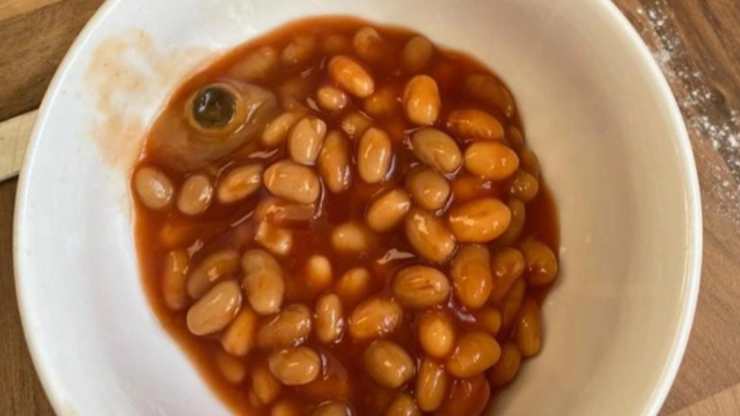 焗豆罐頭撈到「眼球？」　英國男子嚇瘋：我差點當場暈倒！