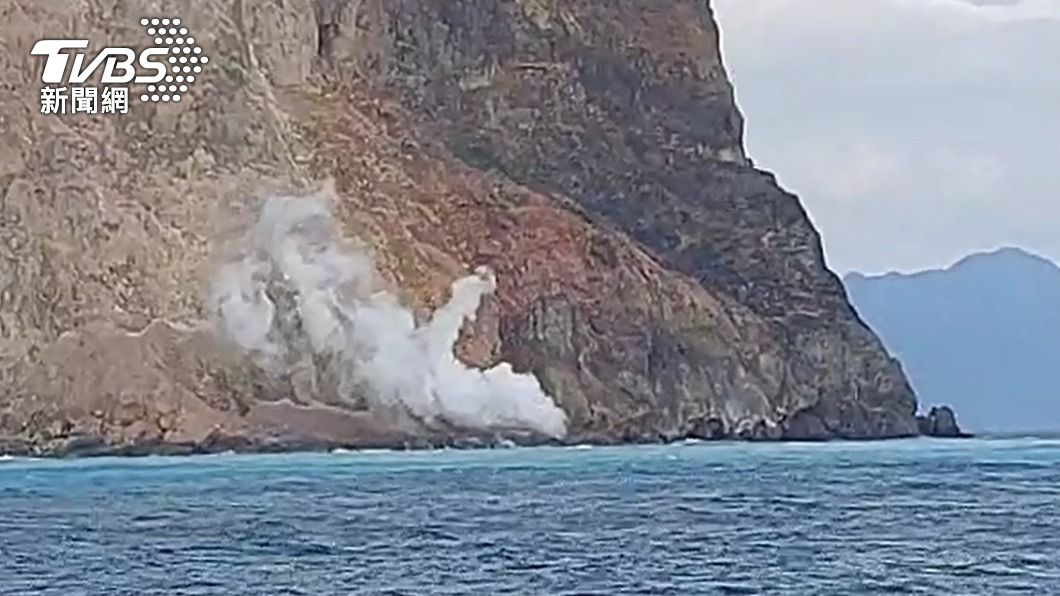 「龜島磺煙」奇景消失多年！疑似地震影響　又再度噴發