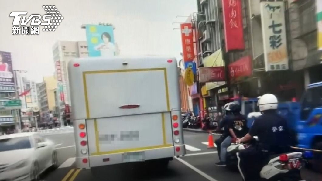 警方大陣仗護送運鈔車。（圖／TVBS）