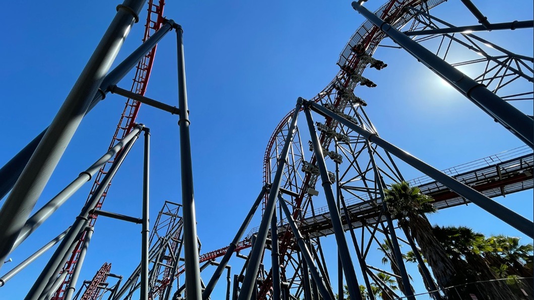 六旗魔術山主題樂園的雲霄飛車。(圖/翻攝自@SFMagicMountain 推特)