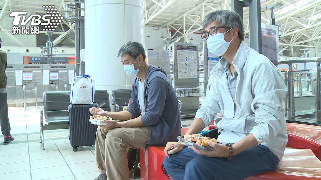 搭乘台鐵、高鐵、客運可以飲食了。（圖／TVBS）