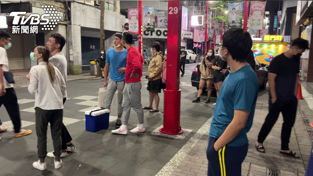大樓住戶和住客倉皇逃生到1樓。(圖/TVBS)