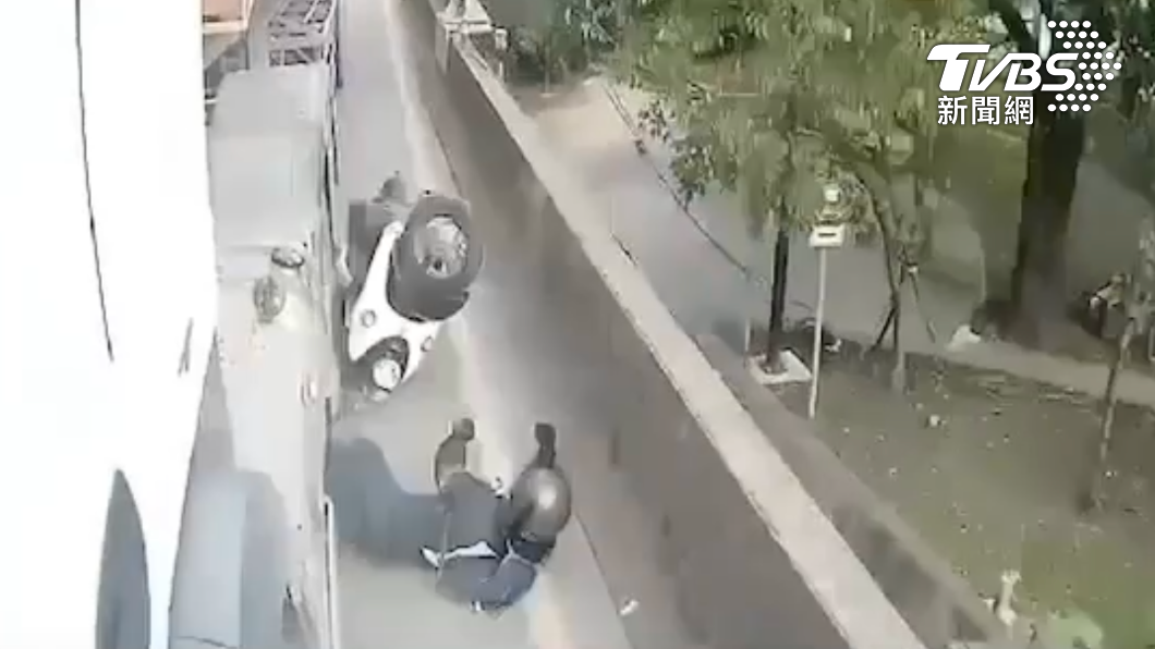 砂石車遭控「頂屁股」害女騎士慘摔!駕駛喊冤 行車畫面曝