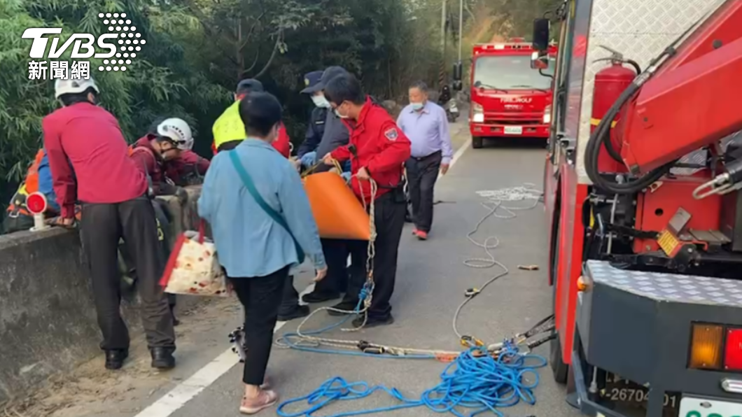 消防員先垂降,待接觸郭男後,使用軟式擔架將他吊掛上來。(圖/民眾提供)