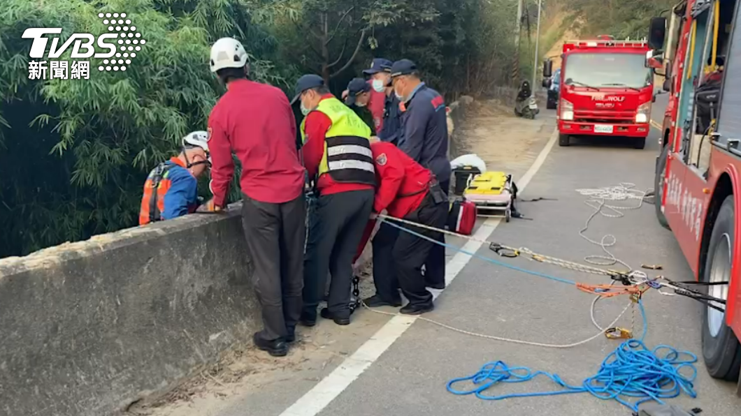 郭男車子連人墜落50公尺深邊坡,消防員趕往現場救援。(圖/民眾提供)