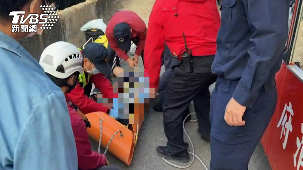 消防員先垂降,待接觸郭男後,使用軟式擔架將他吊掛上來。(圖/民眾提供)