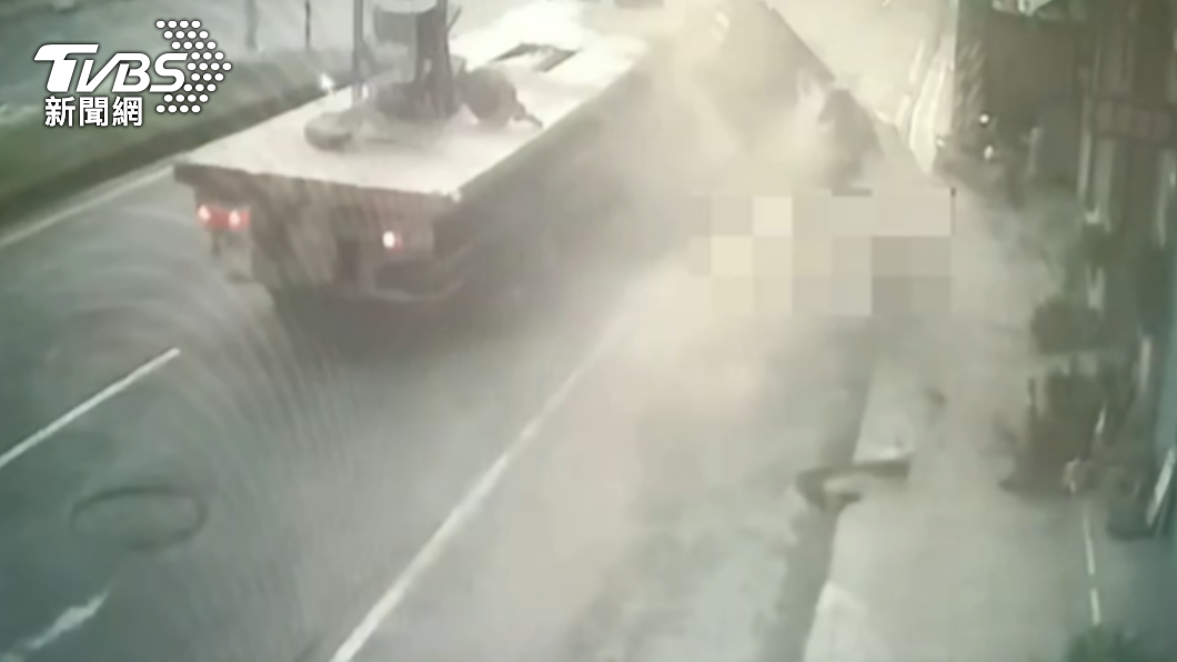 曳引車載運的重型機具履帶掉落,壓毀路邊轎車的瞬間。(圖/警方提供)