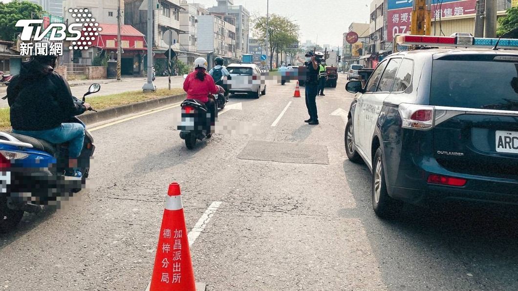 高雄楠梓警分局於事故現場指揮交通,並釐清相關責任。(圖/警方提供)