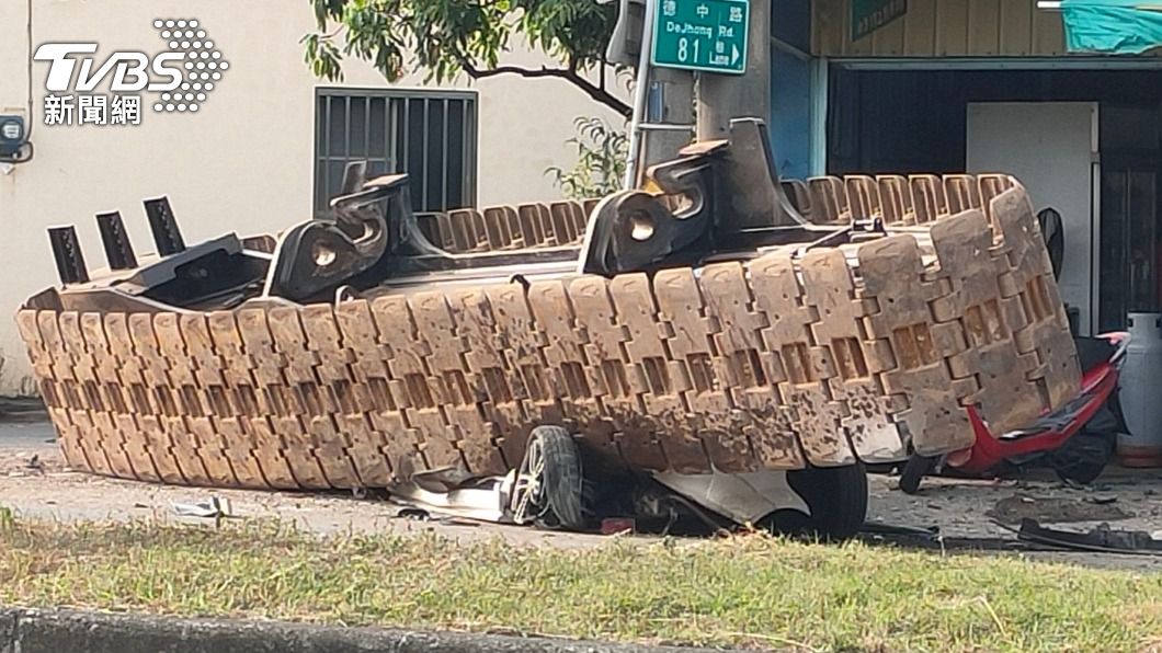 曳引車一個MOVE...噴出「履帶」　轎車遭壓爛