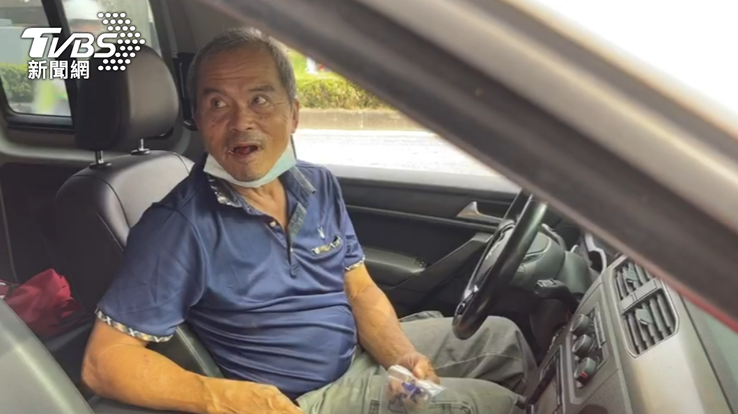 曳引車司機的老闆說,這條路有點彎,有點離心力,恐為事故關鍵。(圖/TVBS)