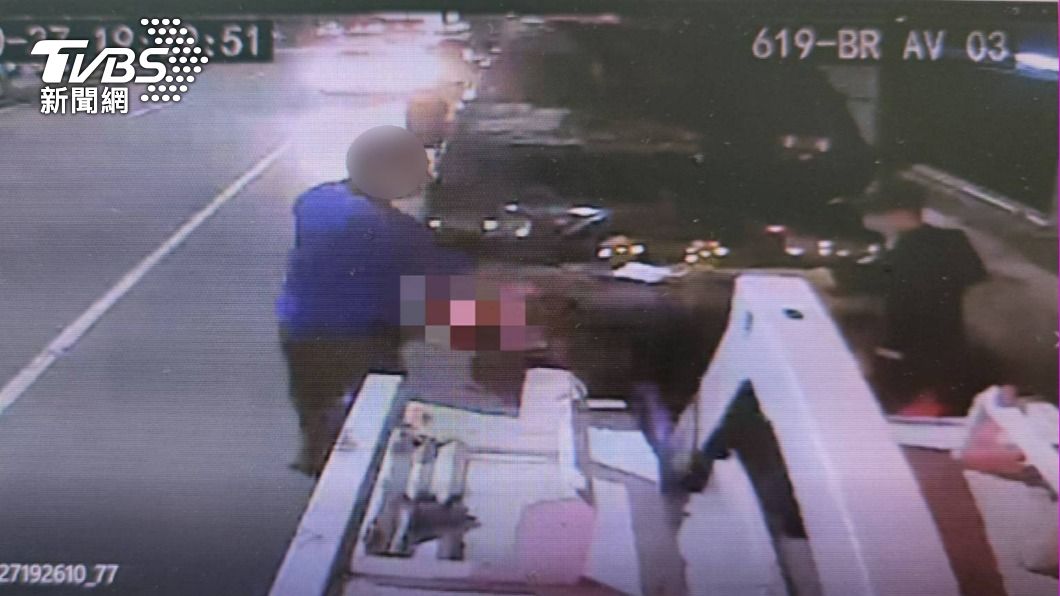 林姓工人的貨車被拖吊,氣到撕封條。(圖/警方提供)
