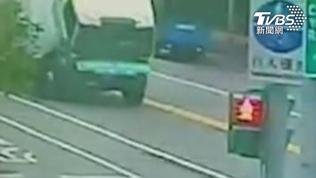 駕駛開到一半，車頭突然前傾拋錨。（圖／TVBS）