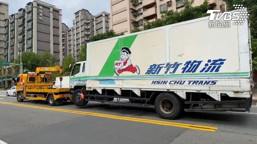 拖吊車協助排除。（圖／TVBS）