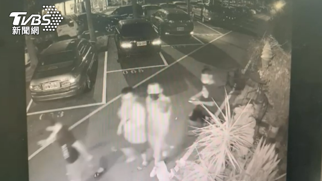 傅男找3名友人至餐酒館砸店。(圖/民眾提供)