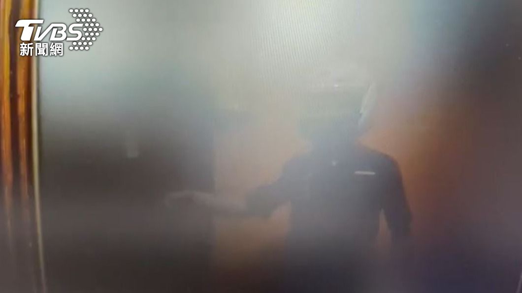員警到場排解反遭辱罵。(圖/TVBS)