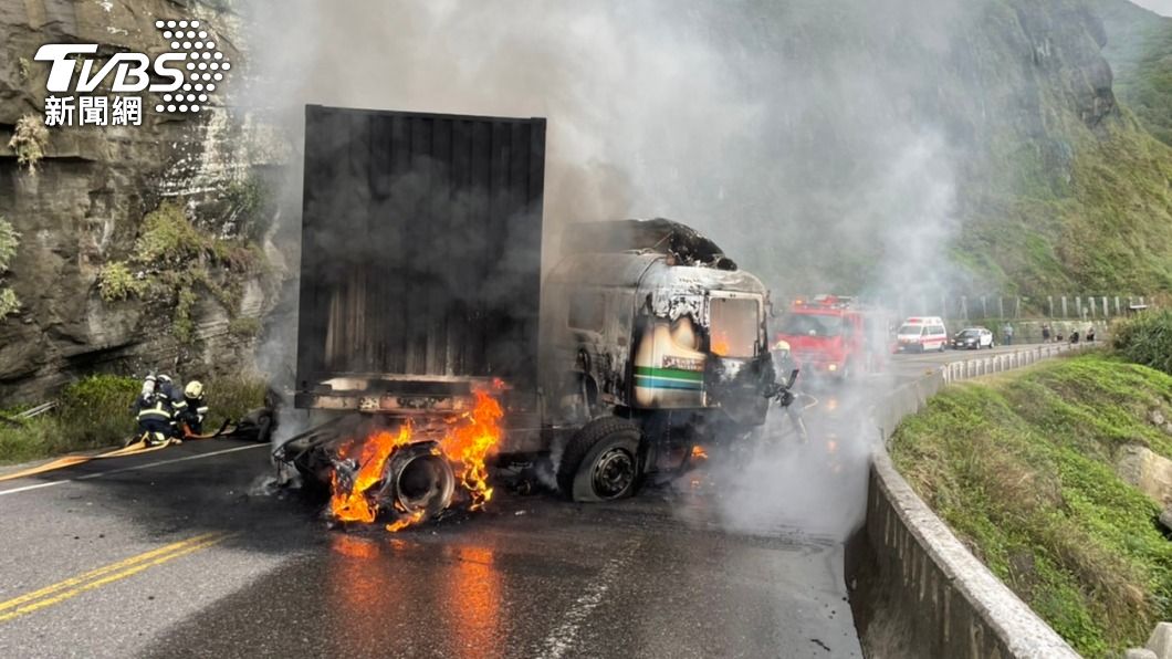 台2線火燒車！貨櫃車疑撞山壁爆炸　警消急封路