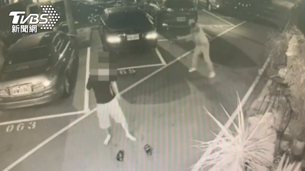 傅男與友人先持椅子狂丟,再拿盆栽砸店。(圖/民眾提供)