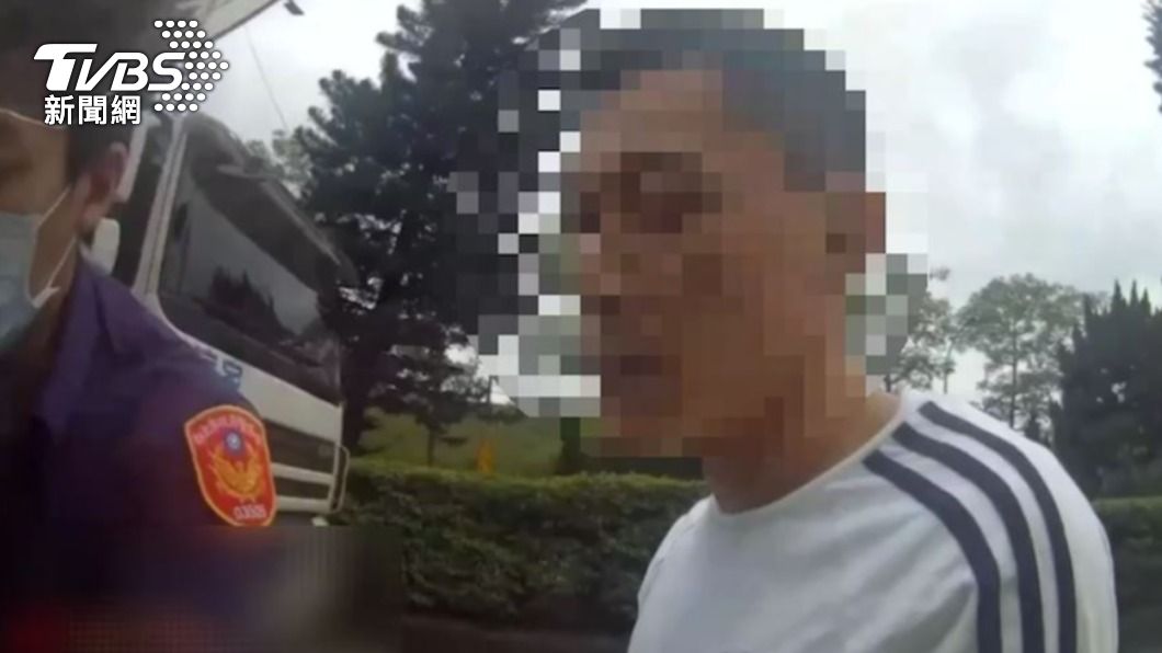 嫌犯遭警方逮捕時,嘴角還殘留白色粉末。(圖/TVBS)