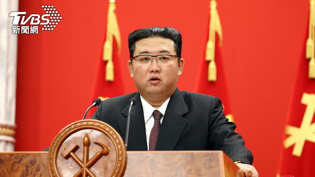 北韓報導金正恩日前出席「韓戰71週年紀念日」，現身檜倉中國人民志願軍烈士陵園。（圖／達志影像美聯社）