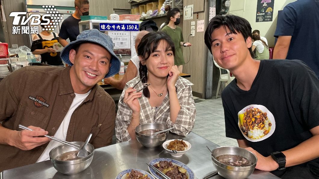 風田與威廉、朵拉搭檔主持《食尚玩家熱血48小時》。（圖／TVBS）