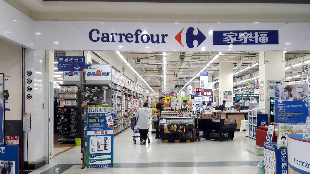 網列舉家樂福四大優勢,分別為進口商品多、價格便宜、24hr超市及自有品牌好買。(示意圖/shutterstock 達志影像)