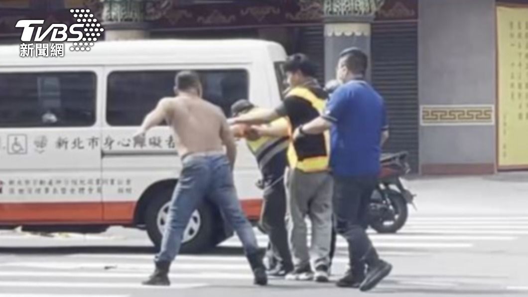 獨／不滿交通指揮！貨車駕駛當街脫衣毆人　警攔車逮捕