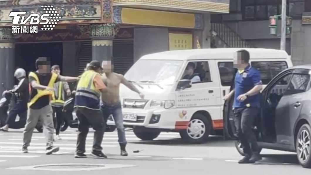 轎車駕駛下車勸阻。（圖／民眾提供）